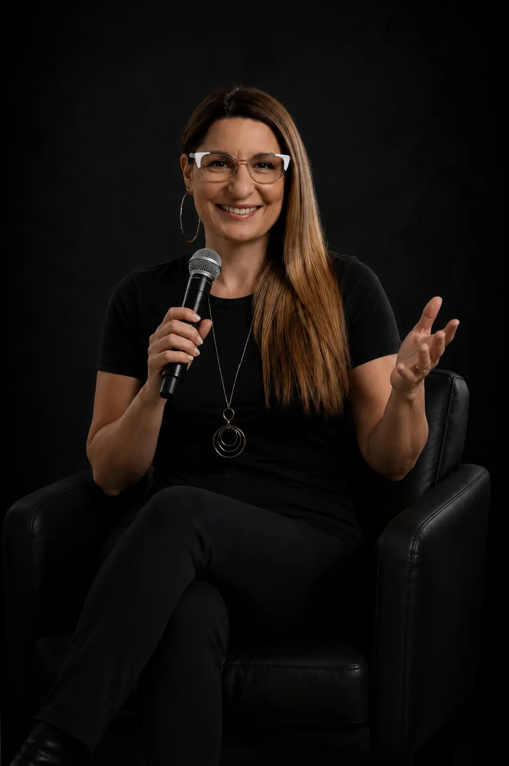 Retrato de Analía Tarasiewicz sonriendo, psicóloga del trabajo y speaker internacional