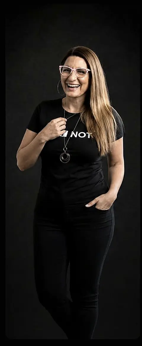 Analía Tarasiewicz de cuerpo entero sonriendo