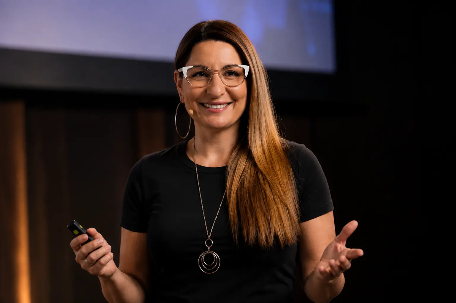 Analía Tarasiewicz brindando una conferencia sobre inteligencia artificial y futuro del trabajo