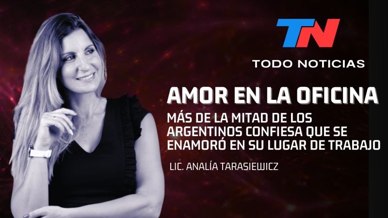 Amor en la oficina: más de la mitad de los argentinos confiesa que se enamoró en su lugar de trabajo Según un estudio, el 77% de los trabajadores asegura que sus sentimientos fueron correspondidos y el 19% llegó a formar una familia con esa persona. ¿Por qué se da? Cómo encontrar un equilibrio para no poner en riesgo tanto la pareja como el puesto laboral. Paola Florio Por Paola Florio 02 de marzo 2025 05:29hs Cada vez es más común que las relaciones románticas florezcan en el ámbito laboral. Según el estudio Match en el Trabajo de Bumeran, el 53% de los trabajadores argentinos se enamoraron en su lugar de trabajo, una cifra sorprendente que refleja cómo el entorno laboral puede ser un terreno fértil para el amor. Además, el 77% de quienes vivieron esta experiencia afirma que sus sentimientos fueron correspondidos, frente a un 23% que asegura que no fue así. La misma encuesta, en la que participaron trabajadores y especialistas en Recursos Humanos, reveló que el 32% de los encuestados mantuvo una relación amorosa con esa persona, el 27% salió o tuvo citas en algunas ocasiones, y el 17% llegó a formar una familia. Leé también: ¿Es posible estar toda la vida con la misma persona?: 7 de cada 10 jóvenes dicen que probarían otros acuerdos Este fenómeno no es exclusivo de la Argentina, sino que se repite en diversas partes del mundo, donde las personas pasan mucho más tiempo rodeadas de compañeros y colegas que de su propia familia, lo que facilita la creación de vínculos afectivos. ¿Es amor o idealización? En la vida laboral, las interacciones diarias, los proyectos conjuntos y el trabajo en equipo crean un ambiente donde compartir momentos de éxito y superar desafíos se convierte en un terreno común. Son personas que están ahí cuando nos pasa algo, cuando necesitamos un consejo o cuando queremos celebrar, por lo que es lógico que se conviertan en amigos, parte de nuestras familias o incluso parejas. Las personas en la calle cuentan su experiencia sobre cómo fue iniciar una relación con un compañero de trabajo. (Video: Victoria Balbín - Redes Sociales de TN / Facundo Leguizamón - Videolab). Según Analía Tarasiewicz, psicóloga y coach laboral de @Trabajamejor, el trabajo es uno de los espacios más propensos para el desarrollo de vínculos cercanos y, en algunos casos, relaciones románticas. “Al final, la oficina se convierte en el nuevo Tinder corporativo”, explica. “Pero ¡cuidado! -alerta-. No siempre la atracción es real. Muchas veces, las personas se enamoran del ´yo laboral´ del otro, esa versión hiperproductiva, motivada y socialmente impecable que mostramos en la oficina. El problema es que ese ´yo´ no siempre coincide con el ´yo real´ fuera del ámbito de trabajo. Y cuando la relación sale del terreno laboral y se enfrenta al día a día, a veces se derrumba”. La especialista aclara que este tipo de fenómenos no solo afecta a solteros: también lleva a que personas con pareja o familia caigan en la idealización y busquen una “salvación” a su rutina en el trabajo. “Lo que parece la gran historia de amor termina siendo solo una fantasía incompleta, y cuando la rutina se instala fuera de la oficina, la relación cae. Porque, en el fondo, el problema casi nunca es la pareja ´de afuera´, sino algo mucho más profundo que requiere otro tipo de solución… y no una aventura en el pasillo de la oficina”, asegura. ¿Qué sucede cuando los sentimientos se transforman en una relación? De acuerdo con el estudio mencionado, el 32% de las personas que se enamoraron en el trabajo lograron mantener una relación amorosa; el 27% solo tuvo citas o salidas esporádicas y un 41% terminó en final feliz (ya sea que convivieron, se casaron o formaron una familia). Estas cifras demuestran que muchas veces, lo que comienza como una conexión emocional, puede evolucionar hacia una relación de mayor compromiso. Leé también: El primer empleo y los errores más comunes: por qué para 9 de cada 10 jóvenes es difícil conseguir trabajo Sin embargo, no todas las historias de amor en la oficina terminan bien. Algunas relaciones no perduran o no son correspondidas, lo que puede generar tensiones en el ambiente de trabajo y, en algunos casos, llevar a situaciones incómodas o conflictivas. Juntos 24x7 No es tarea sencilla llevar a buen puerto un amor en el que se comparte prácticamente todo el día. El desafío, en estos casos, será equilibrar lo personal y lo profesional. Verónica Gómez San Martín y Marcelo Nadela son arquitectos y se conocieron en enero de 2000, en el edificio de Obras Sanitarias de la Avenida Córdoba, en pleno centro porteño. “Fui a una reunión de trabajo en un estudio de arquitectura y ahí lo crucé, sabía de él porque había sido profesor de unos compañeros míos de la facultad”, recuerda Verónica. “Cuando nos conocimos los dos estábamos solos, él había terminado una relación hacía poco y me invitaba a salir, pero yo le decía que no, hasta que finalmente acepté ir juntos al cine y a los tres meses empezamos a salir formalmente”, explica sobre los orígenes de la relación. Verónica Gómez San Martín y Marcelo Nadela son arquitectos y se conocieron en enero de 2000, en el edificio de Obras Sanitarias. Fueron compañeros de trabajo y formaron una familia. (Foto gentileza Verónica Gómez San Martín y Marcelo Nadela) Verónica Gómez San Martín y Marcelo Nadela son arquitectos y se conocieron en enero de 2000, en el edificio de Obras Sanitarias. Fueron compañeros de trabajo y formaron una familia. (Foto gentileza Verónica Gómez San Martín y Marcelo Nadela) Durante aquellos años, todo fluyó bien: “Nos gustaba mucho diseñar juntos y nos compaginábamos muy bien. Nos ponía muy contentos encontrarnos para ir a trabajar, para ir a las obras, todo lo que conllevaba trabajar juntos nos encantaba”. Tiempo después se fueron a vivir a Europa y siguieron compartiendo el espacio de trabajo, nacieron sus hijas, pero también llegaron las complicaciones. “Nos empezó a ir muy bien, pero la crisis del 2008 nos agarró de lleno y empezó a afectar nuestro matrimonio. Todos los problemas que teníamos en las obras se fueron trasladando a la casa. Es muy difícil poner un límite para que los problemas del trabajo queden afuera. En 2010 tuvimos un impasse, al año volvimos y en 2020 nos separamos. Igual seguimos trabajando juntos hasta 2022, pero ya no éramos nosotros dos solos, así que decidí irme, aunque siempre nos llevamos genial en lo laboral”, cuenta Verónica, que aún continúa separada de Marcelo. Nancy Amaral y Roby Citcioglu se conocieron en 1990, cuando ella se sumó a la empresa familiar de él (Foto gentileza Nancy Amaral y Roby Citcioglu) Nancy Amaral y Roby Citcioglu se conocieron en 1990, cuando ella se sumó a la empresa familiar de él (Foto gentileza Nancy Amaral y Roby Citcioglu) Nancy Amaral y Roby Citcioglu se conocieron en 1990, cuando ella se sumó a la empresa familiar de él. “Yo iba en verano a trabajar cuando estaba de vacaciones porque todavía estaba en la secundaria. Ahí la vi, ella era cadeta y telefonista”, recuerda Roby. Por aquel entonces compartían mucho tiempo juntos y se sentían atraídos, pero no pasaba nada, hasta que una salida a un recital de Charly García los unió. Era diciembre de 1990. “Costó un montón blanquear, más de mi parte que de ella, pero finalmente como un año después lo conté. Trabajar se volvió mas copado. Después esa empresa fue a quiebra y cerró, en el medio nos casamos (en 1999), y esos problemas empezaron a influir en la economía de la casa y aparecieron los primeros conflictos”, explica Roby, que con su mujer montaron una empresa de indumentaria, aunque eligieron ya no compartir oficina. Con este nuevo acuerdo, todo mejoró: “Hace ya unos años que Nancy no viene a trabajar a la empresa, hace algunas cosas pero desde la calle o la casa. Seguimos juntos, nunca nos separamos y tenemos dos hijos, Dante (23) y Lola (18)”. Ludmila y Cristian lograron compatibilizar amor y trabajo (Fotos gentileza Ludmila Salman y Cristian Cociuffo) Ludmila y Cristian lograron compatibilizar amor y trabajo (Fotos gentileza Ludmila Salman y Cristian Cociuffo) Si bien Ludmila Salman y Cristian Cociuffo no se conocieron en la oficina, sí compatibilizan sin problemas las horas entre convivencia y trabajo. Comenzaron su relación en 2012 y actualmente comparten oficina en Consultores de Empresas. “Nos conocimos por medio de las redes sociales, los dos somos hinchas del mismo club de fútbol y estábamos en un grupo de Facebook. Él me contactó por unas entradas a la cancha, nos hicimos amigos y ya llevamos doce años y medio”, explican. Cuando la empresa en la que trabajaba Ludmila abrió una vacante para incorporar un recurso a su área, Cristian envió su CV. “Ellos estaban al tanto de que éramos pareja y convivíamos. En su momento había cierta reticencia a su postulación, ya que en la empresa las parejas que existían trabajaban en sectores separados, pero finalmente por sus habilidades lo llamaron a una entrevista y logró atravesar todo el proceso de selección con éxito”, explica ella y cuenta que cuando él se incorporó, ambos tuvieron una reunión con los gerentes y la referente de área para acordar que las cuestiones de pareja no influirían en el entorno laboral. La receta les funcionó: entendieron que no debían mezclar lo personal con lo laboral y que hay que poner paños fríos en cualquier tipo de situación. “Lo que pasa en casa se resuelve puertas adentro y lo que pasa en el trabajo queda en el trabajo”, aseguran y cuentan que hace cuatro meses celebraron su casamiento, al que asistieron todos sus compañeros de área. La importancia de la transparencia y el manejo profesional Una de las cuestiones fundamentales a tener en cuenta cuando una relación amorosa comienza en el trabajo es la transparencia. Como bien lo explica Tarasiewicz, muchas empresas tienen políticas que regulan este tipo de vínculos, y es crucial comunicar la relación para evitar rumores o conflictos de interés. La especialista destaca que “nada es peor que el ‘todos saben, pero nadie dice nada’. Hay que informarlo para que el rumor de pasillo no gane la jugada”. Reconocer y manejar adecuadamente una relación laboral ayuda a mantener la armonía en el equipo y evita malentendidos que puedan afectar la productividad y el ambiente laboral. Una vez que la relación se consolida, la pregunta clave es si es recomendable que la pareja siga trabajando junta. La respuesta varía según el contexto. “En muchos casos, no hay inconvenientes, especialmente si trabajan en áreas o proyectos diferentes. Si logran separar lo personal de lo profesional como verdaderos maestros del equilibrio, adelante. Pero si la relación se vuelve una telenovela con capítulos de celos, favoritismos o dramas de oficina, quizás sea mejor que alguno cambie de equipo o de organización”, recomienda Tarasiewicz. La licenciada plantea un timming personal para reconocer alertas y saber qué decisión tomar: “Si una relación te potencia, va bien. Pero si te quita energía, trastorna tu salud psicofísica o emocional, baja tu rendimiento o te llena de tensión, algo hay que revisar”. En ese escenario, plantea algunas claves para manejarlo: No confundir amor con adrenalina extrema: Cuando nos enamoramos, el cerebro libera oxitocina, una hormona que genera apego y conexión emocional intensa. Este cóctel químico es el responsable de esa sensación de “esto es mágico, somos almas gemelas”, pero también puede nublar el juicio. La oxitocina refuerza los vínculos, pero también disminuye nuestra capacidad crítica: pasamos por alto defectos, idealizamos y creemos que nada puede salir mal. Y si encima sumamos la intensidad del trabajo, la mezcla se vuelve explosiva. Cuando el rush laboral baja, la pregunta es: ¿sigue siendo amor o solo era la euforia del momento? No convertir la oficina en un reality show: Tus compañeros ya se dieron cuenta de lo que pasa, pero no firmaron para ser extras en la novela de tu vida. No hagas que la oficina sea un teatro romántico. Evitar muestras de afecto en el trabajo: Porque sí, puede parecer adorable para vos, pero incómodo para todos los demás. No caer en favoritismos, presiones o juegos de poder: Si tu pareja te da ventajas laborales, el equipo lo va a notar y van a generar más resentimiento que admiración. Tener un plan B: las relaciones pueden terminar y si lo hacen, la oficina no debería convertirse en una guerra fría. Si la cosa se pone tensa, habrá que aprender a trabajar juntos como adultos. No permitir que el amor se convierta en más estrés, burnout o tensión: El trabajo ya tiene suficientes presiones como para sumarle dramas emocionales. Si la relación te saca más energía de la que te da, quizás el problema no es el trabajo, ni el amor, sino cómo lo estás gestionando. ¿Qué piensan las empresas? Sol Pozzi, responsable de Marketing y RRII en Grupo Consultores de Empresas, considera que el ámbito laboral no tiene por qué ser un espacio donde las emociones quedan de lado. “Fomentamos una cultura organizacional basada en el respeto y la confianza, donde las relaciones interpersonales se desarrollan de manera sana y profesional. Sabemos que el amor y el trabajo pueden convivir en armonía siempre que se manejen con madurez y responsabilidad”, asegura. “Algunas empresas cuentan con políticas específicas que buscan evitar conflictos de interés o situaciones que puedan afectar la dinámica del equipo. En general, estas políticas apuntan a garantizar la transparencia y la equidad, estableciendo lineamientos sobre cómo manejar casos en los que una relación pueda influir en decisiones laborales, especialmente en estructuras jerárquicas”, explica. ¿Es el amor en el trabajo una buena idea? En definitiva, las relaciones amorosas en el ámbito laboral no son algo raro ni necesariamente negativo. Pueden ser el inicio de una historia de amor duradera, como demuestran los testimonios de muchas parejas. Sin embargo, como toda relación, requiere de un manejo adecuado, comunicación y, sobre todo, un equilibrio entre lo personal y lo profesional. Leé también: La Argentina, entre los países con menos licencia por paternidad: qué cambios impulsan y qué pasa en el mundo El éxito no solo depende del afecto, sino también de la capacidad de mantener la profesionalidad y de gestionar de forma madura los conflictos que puedan surgir. Créditos: Diseño y edición: Damián Mugnolo e Ivan Paulucci - Videolab Video y edición: Victoria Balbín - Redes Sociales de TN / Agustina Ribó - Videolab / Facundo Leguizamón - Videolab
